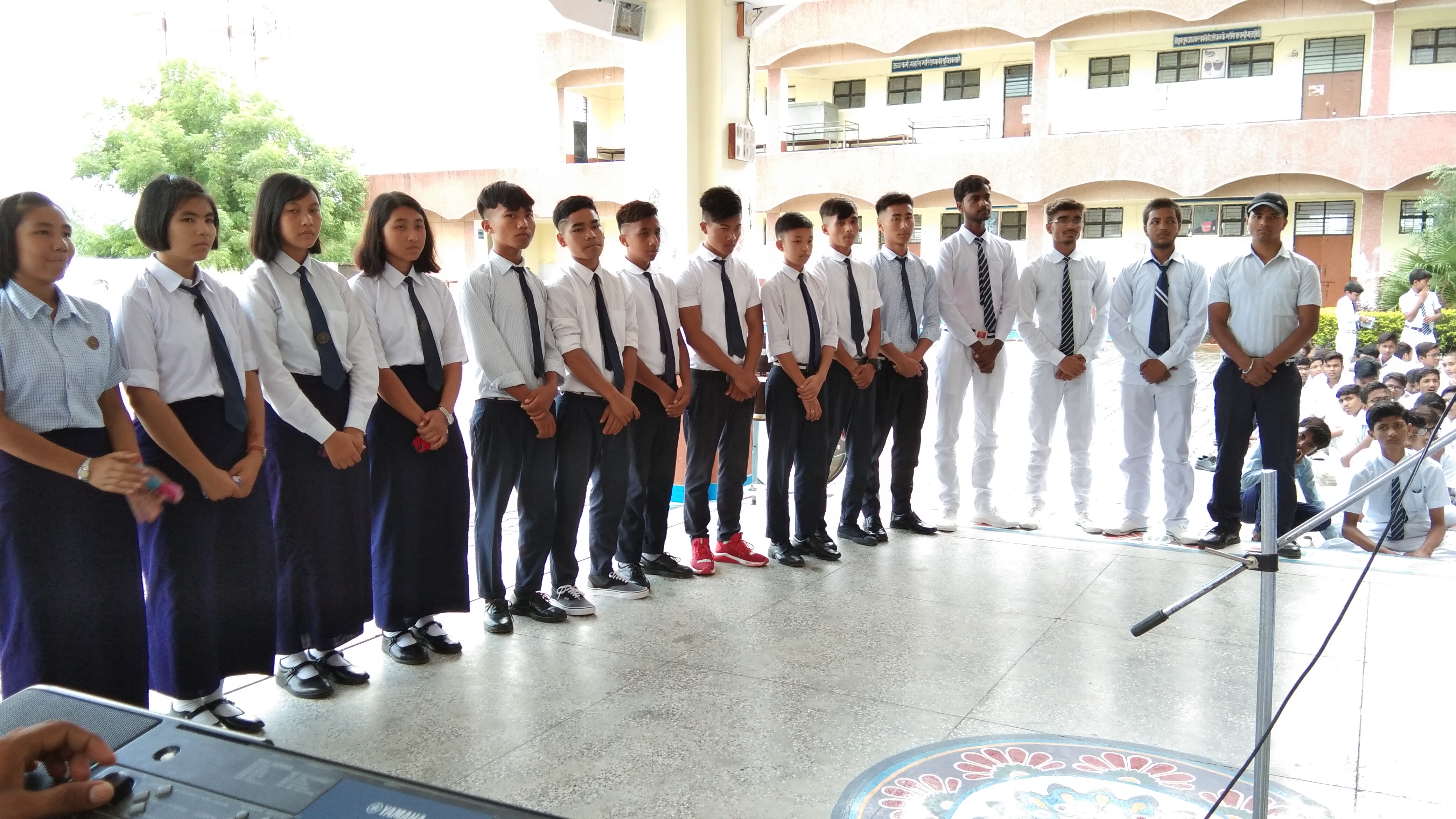 आपका स्वागत है जेएनवी से पलायन करने वाले छात्रों का मणिपुर वेस्ट इम्फाल में प्रवेश