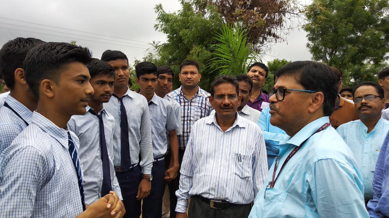 ज. न. वि. गांधीनगर के छात्रों के साथ माननीय आयुक्त की बातचीत